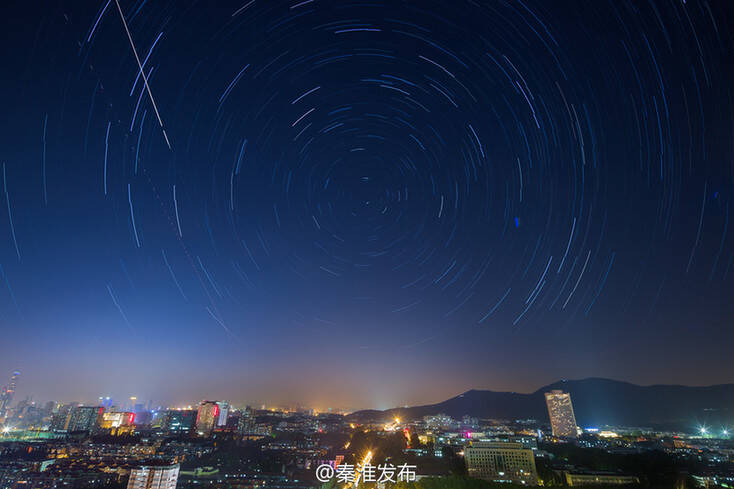 晚上的夜景图片 真实 33433b691ed4520.jpg