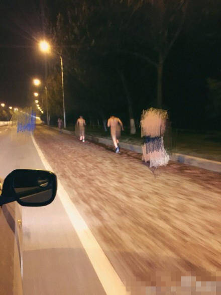 为 致青春  5名男子 凌晨 雪中 裸奔 _资讯频道_凤