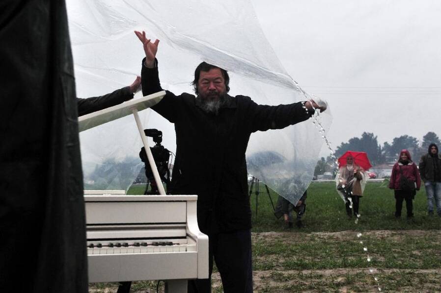 雨中的难民营,艾未未让叙女孩弹奏白钢琴(多图)