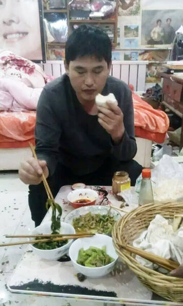 "大衣哥"在家中吃饭.