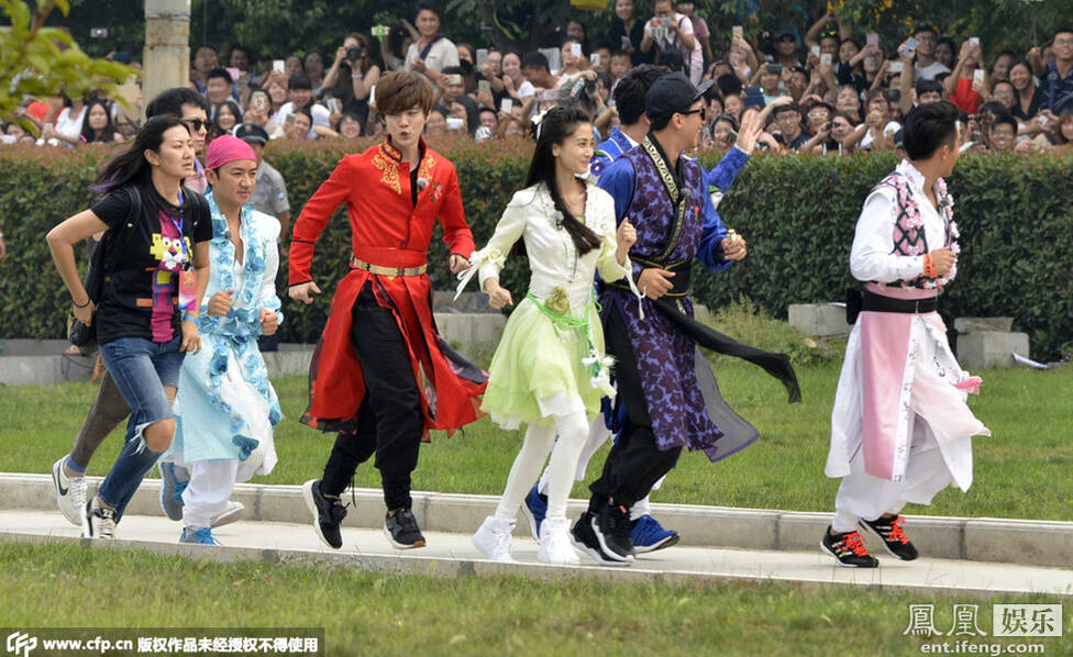 市民站房顶上树围观《跑男3》录制似赶大集