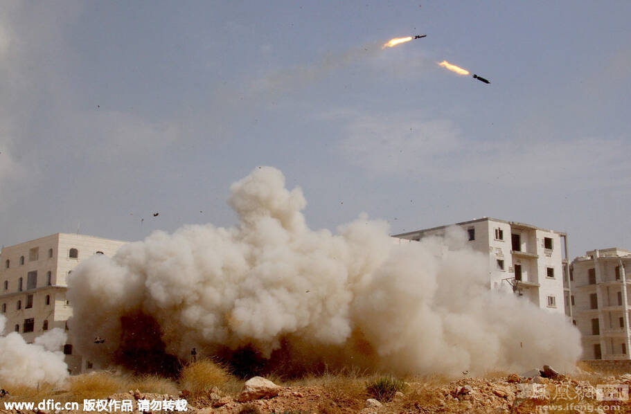 叙利亚:炮弹落地爆炸前瞬间