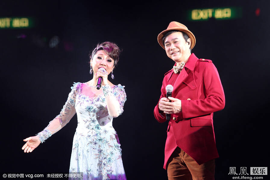 郑少秋汪明荃同台合唱经典曲 董建华夫妇台下