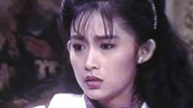 70岁郑少秋妻子53岁的官晶华罕见露面，眼神犀利一脸霸气！