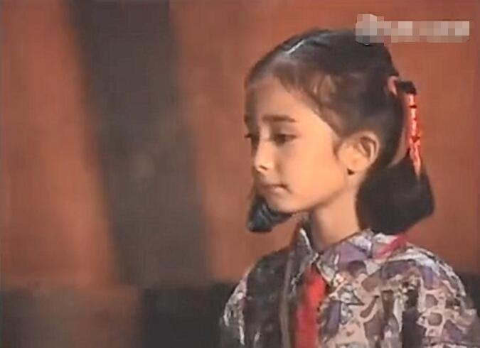 这是杨幂1993年时候的照片,她才7岁,显得特别水灵又可爱.