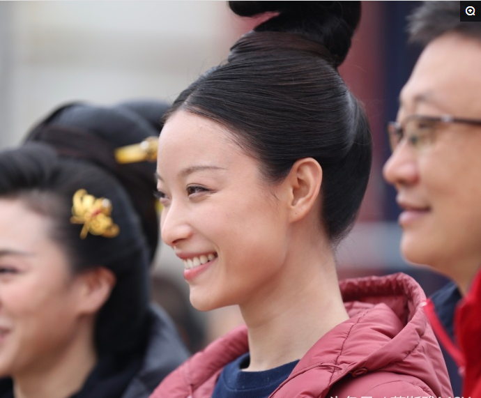 倪妮大丸子头片场照 网友:明星衣服也起球