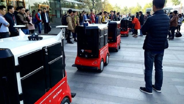 第二代京东无人快递车开始测试，快递箱门独立开启，能主动避让