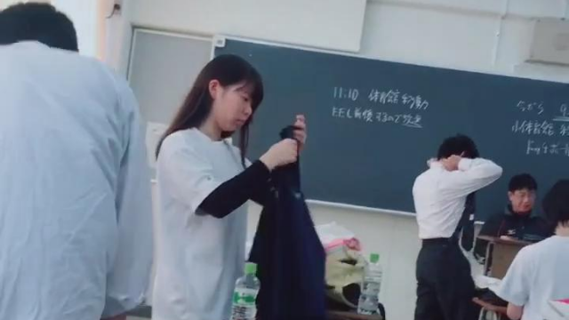 日本高中生就在教室里换衣服，这尺度太大了吧！