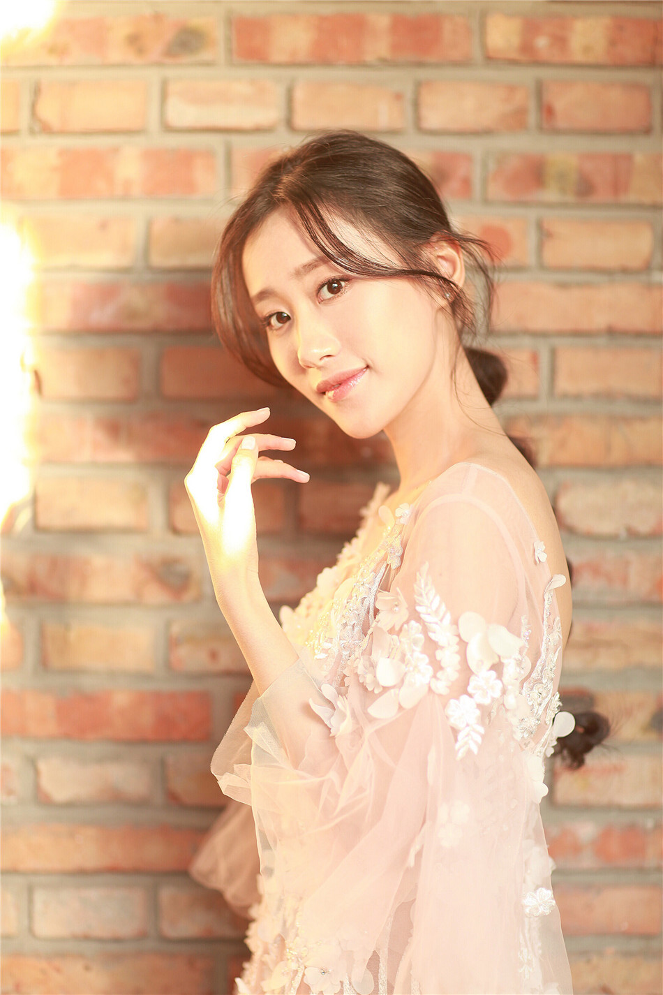 邝晓彤受邀出席时装周 甜美靓丽小露性感美背_娱乐频道_凤凰网