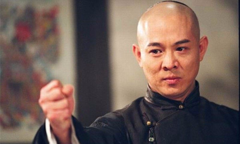 8.李连杰全国武术全能冠军,被称为"中华武术第一人",后踏入影坛.