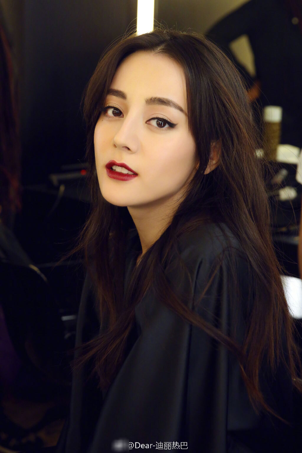 迪丽热巴火到国外 童年照曾成语文课本配图