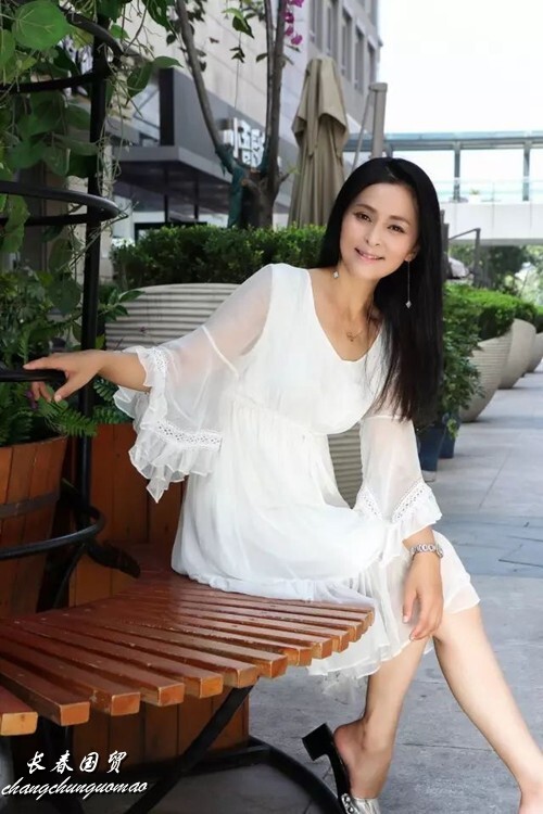 靓丽依旧!50岁“最美琼瑶女郎”何音近照曝光