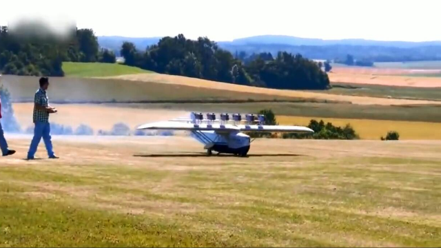 十二个燃油发动机，带动起来的遥控飞机 超炫酷！