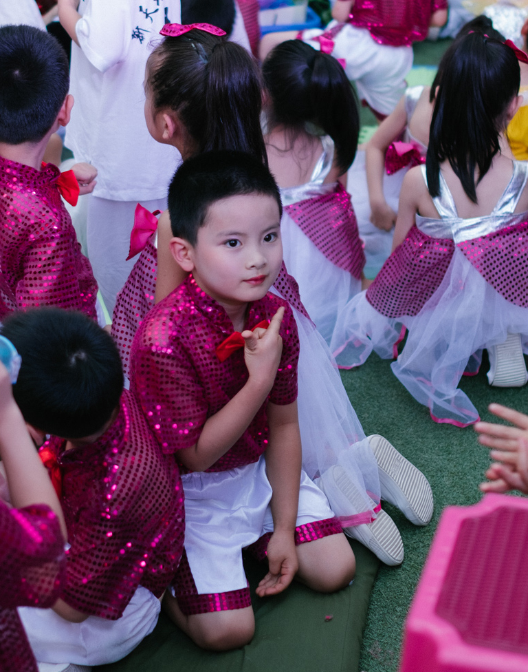 摄影师拍摄了一组幼儿园照片让人陷入深思