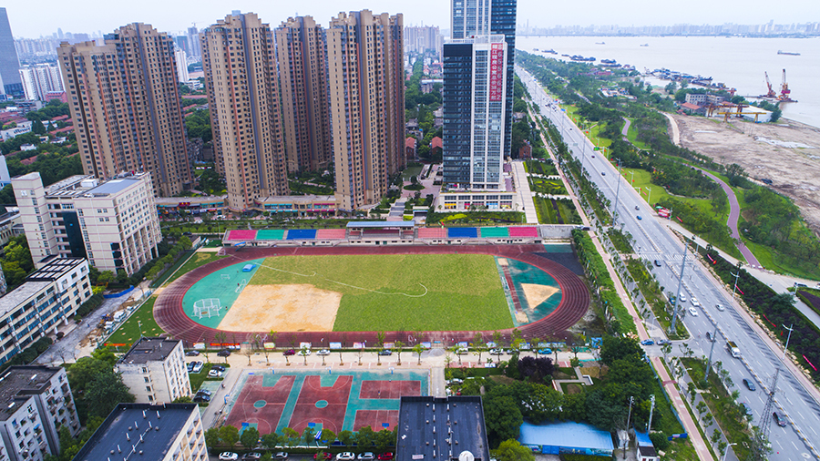 以海绵城市青山示范区内的武汉市第四十九中学为例,今年10月,经过建设