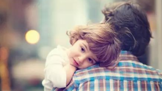 国外超赞走心短片！原来，我们只差一个拥抱的距离！