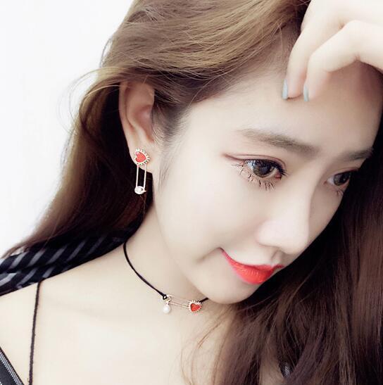 精致女人既重衣品更不忘饰品,一条性感的choker锁骨链