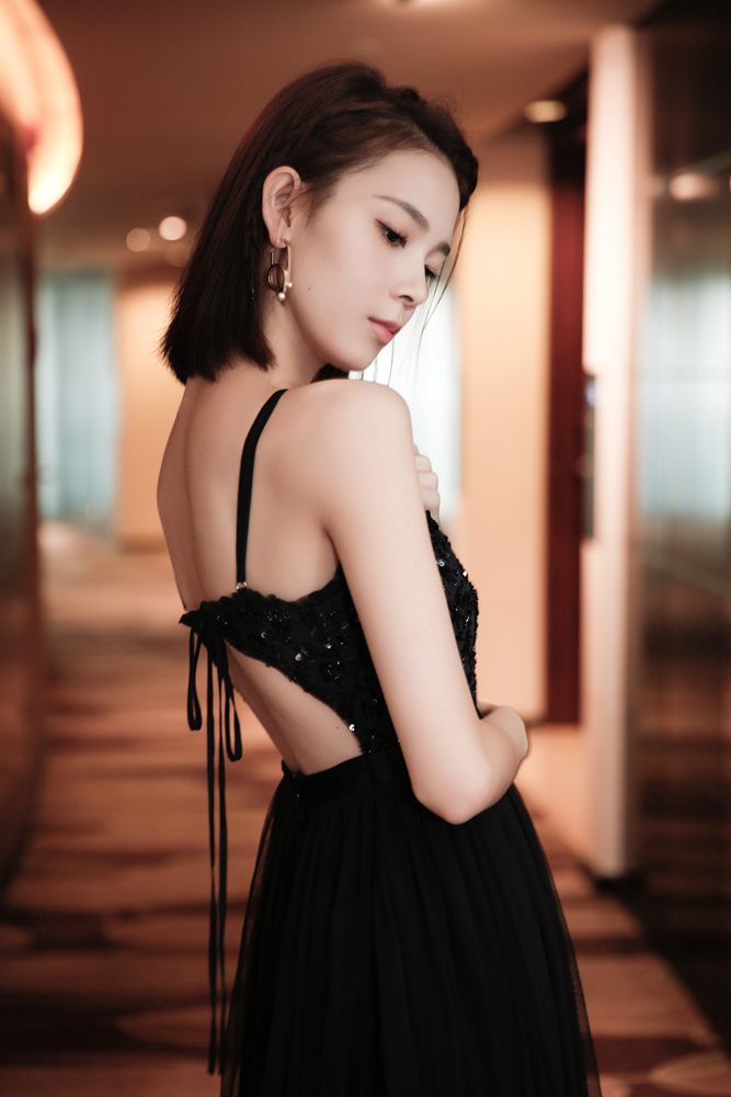 陈瑶"午夜"吊带蕾丝裙秀出美背 少女式小性感是会发光的小仙女|陈瑶_凤凰财经