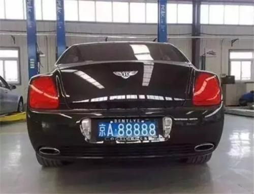 听说这副靓牌的主人是李晓华.