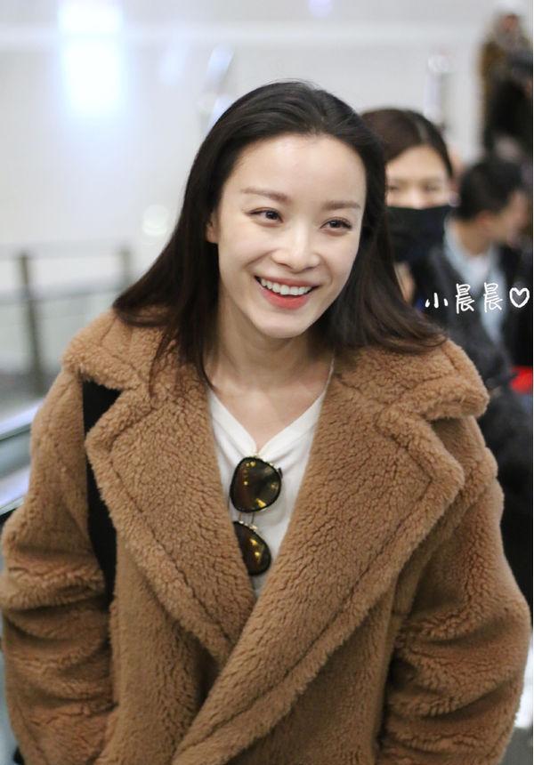 倪妮12月12日武汉飞北京,MaxMara的熊外套上