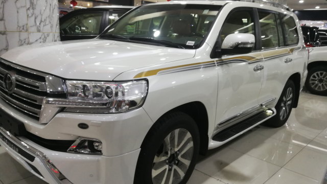 中东17款兰德酷路泽5700顶配霸气十足