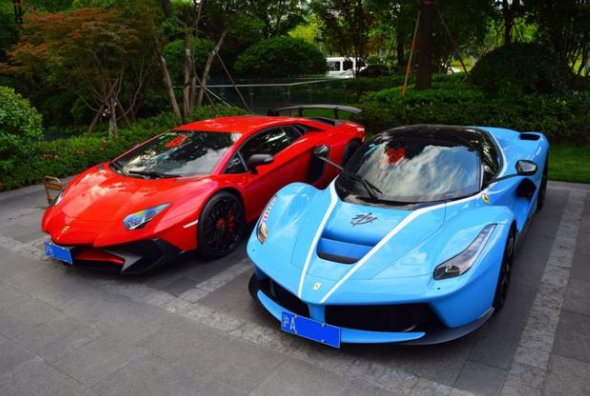 贾乃亮的拉法颜色独此一家,这拉法可不简单车上签名就值大价钱