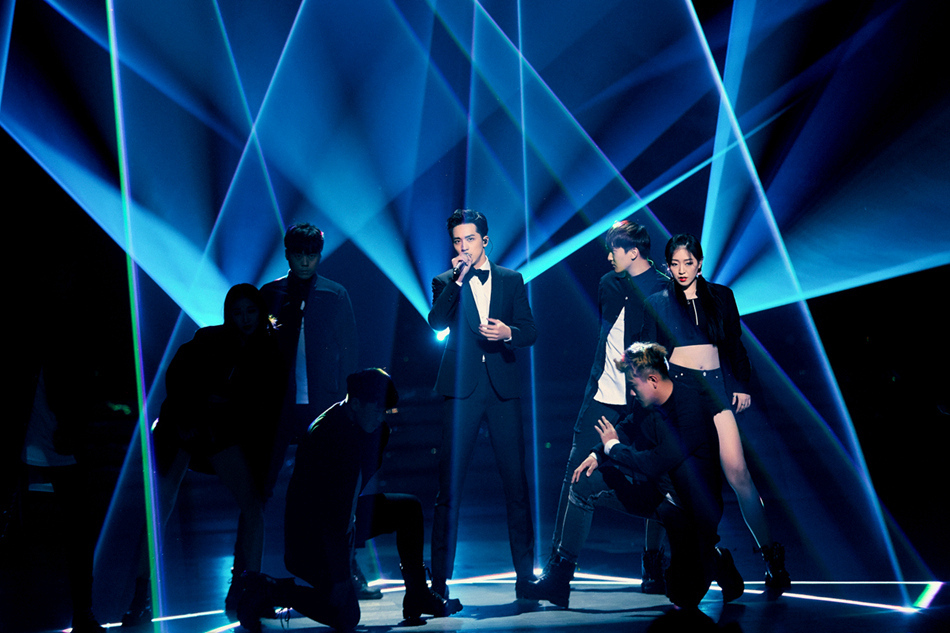 许魏洲首次出席国剧盛典 献唱《荣耀》Live燃