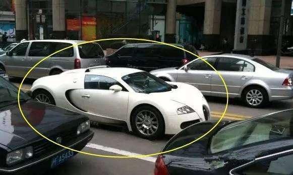 中国第一辆上牌的布加迪威龙,车牌马上引起上海市民围观