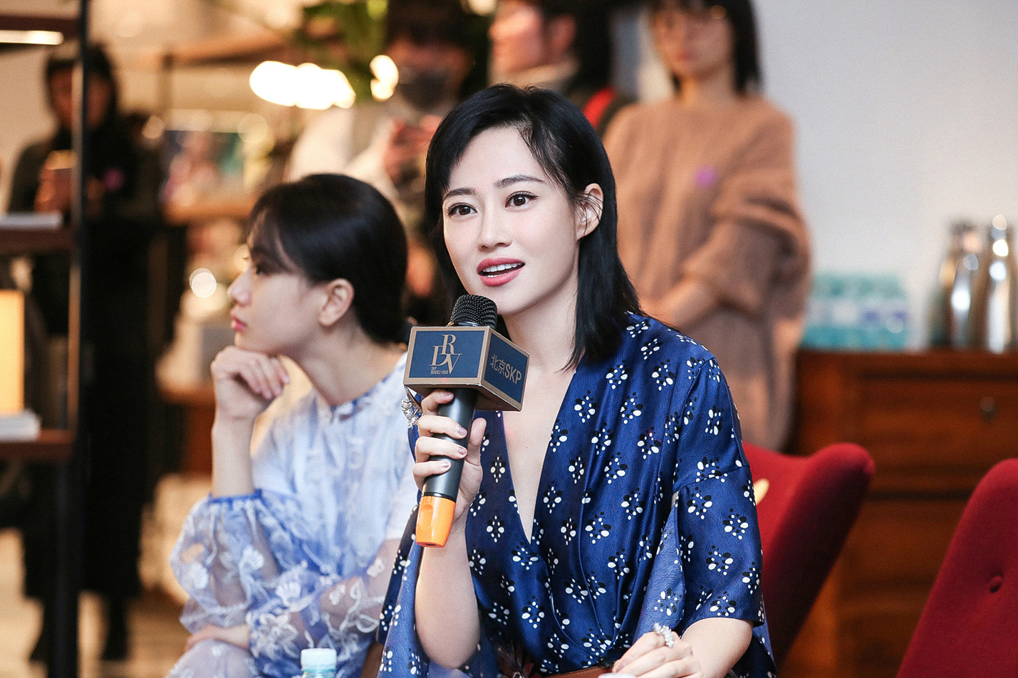 近日,演员谭卓受邀出席某摄影展。当天,谭卓一身复古印花长裙,一泻而下的海蓝色裙摆和足尖的黑色高跟鞋相映成趣;花朵图案腰封将腰间曲线利落收紧,凸显出玲珑身段;夸张的戒饰与吊坠闪耀夺目,为整体造型增添一抹华丽。极具意式风情的着装散发出十足的妖娆魅力,充满女人味。 据了解,凭借文艺片《春风沉醉的夜晚》、《hello!树先生》以及话剧《如梦之梦》为大家熟知的谭卓,生活中也是十足的文艺范。对于绘画、文学、摄影等多种形式的艺术,她均有涉猎,堪称名副其实的“文艺女神”。在当天摄影展的艺术对谈环节