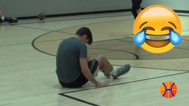 中国留学生和老外单挑结果虐的老外拍地求饶！