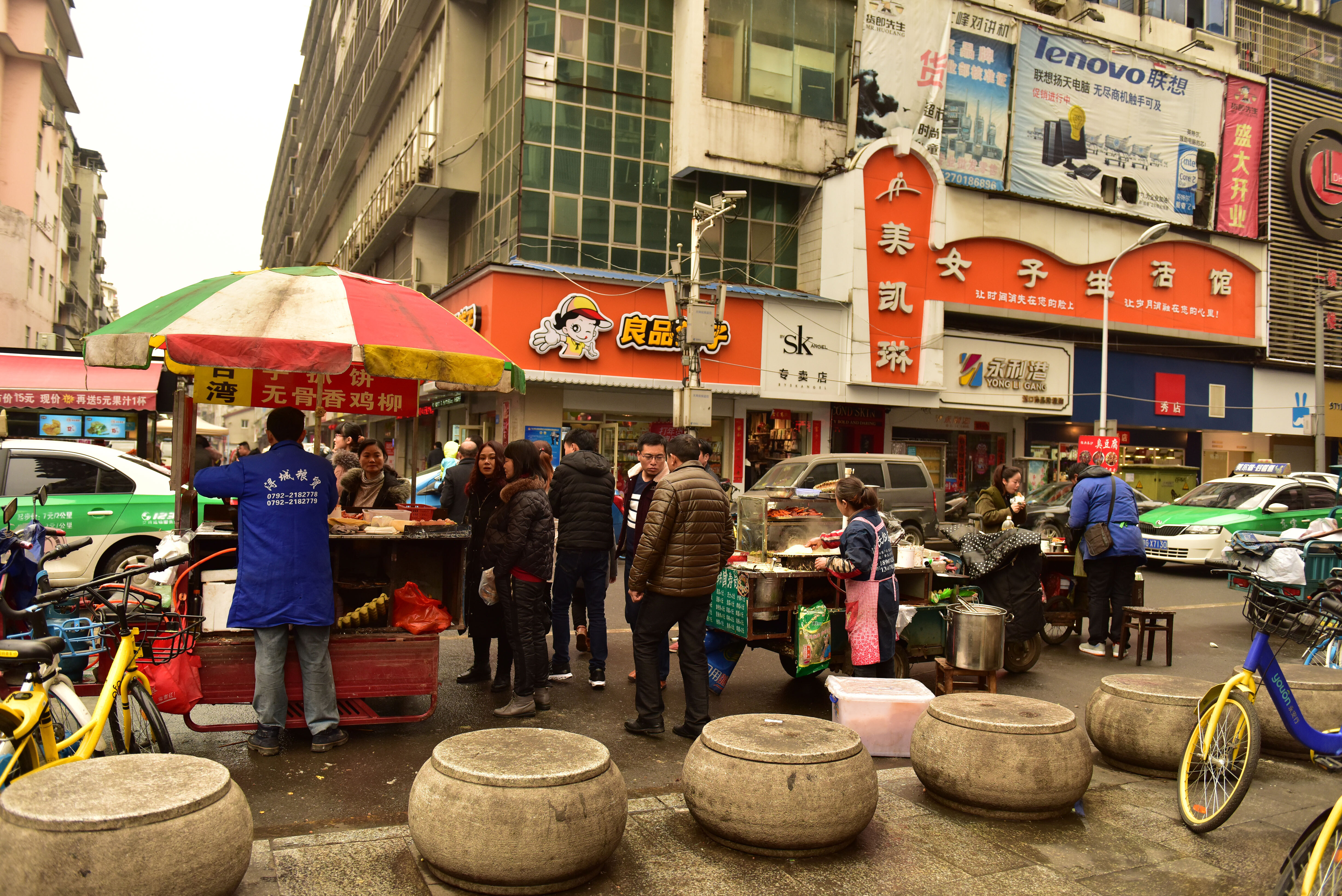 图为步行街四码头路口.