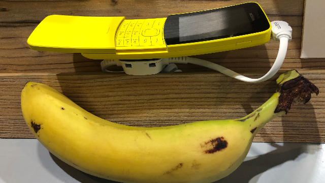 诺基亚8810体验 小姐姐喜欢大香蕉丨2018MWC