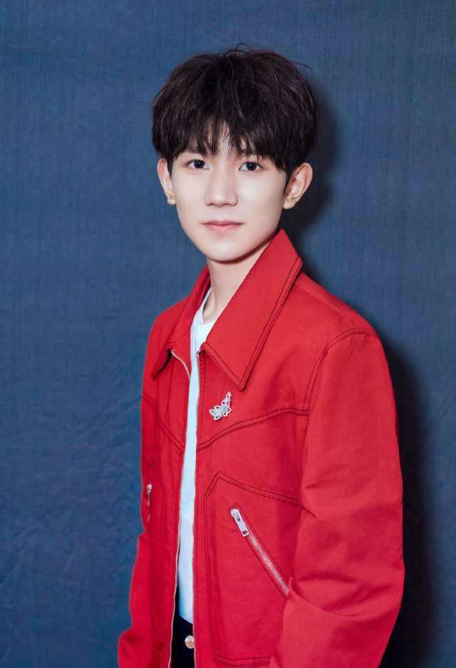 王源出发巴黎时装周看秀,清新时髦少年感十足