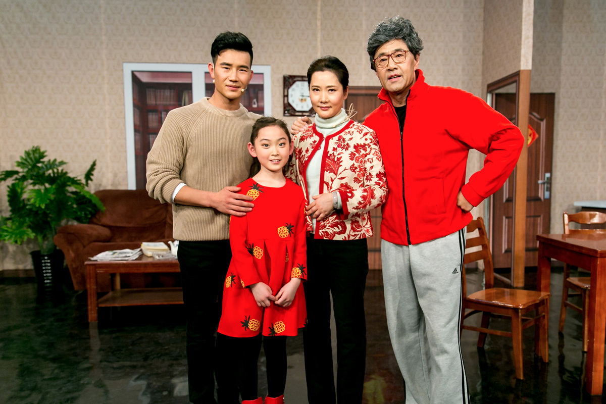 硬汉谢孟伟央视戏曲闹元宵 跨界演小品炫技不