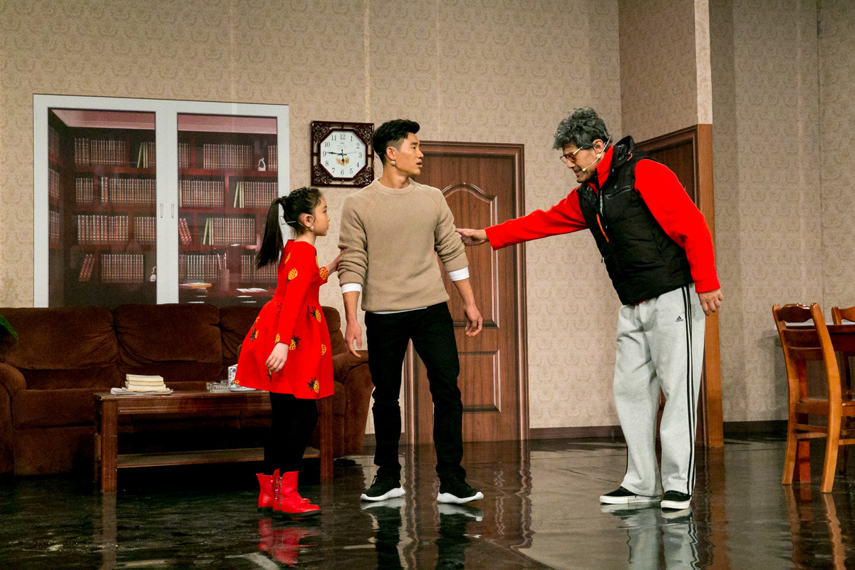 硬汉谢孟伟央视戏曲闹元宵 跨界演小品炫技不