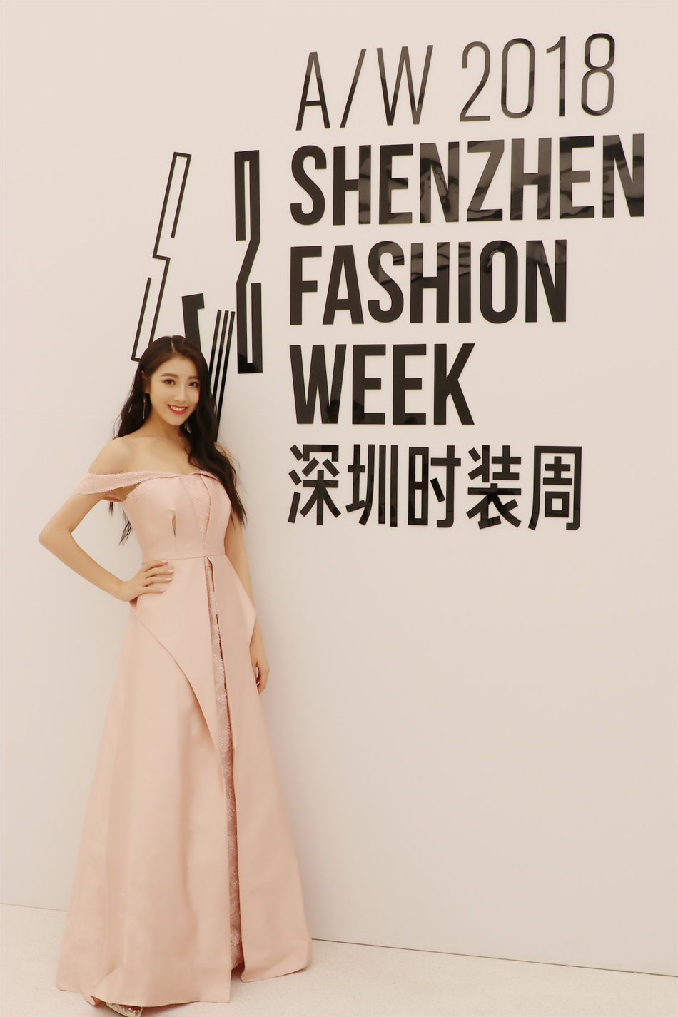 赵儒嫣出席时装周 甜美可人优雅恬静_凤凰网娱乐_凤凰网