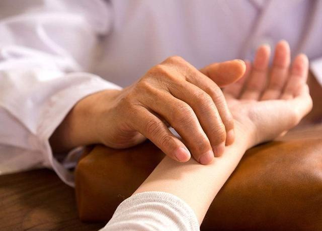 「泡腳水裡丟一小把它,將體內濕氣排得一乾二淨,就連肚子都平了,腰也細了」的圖片搜尋結果