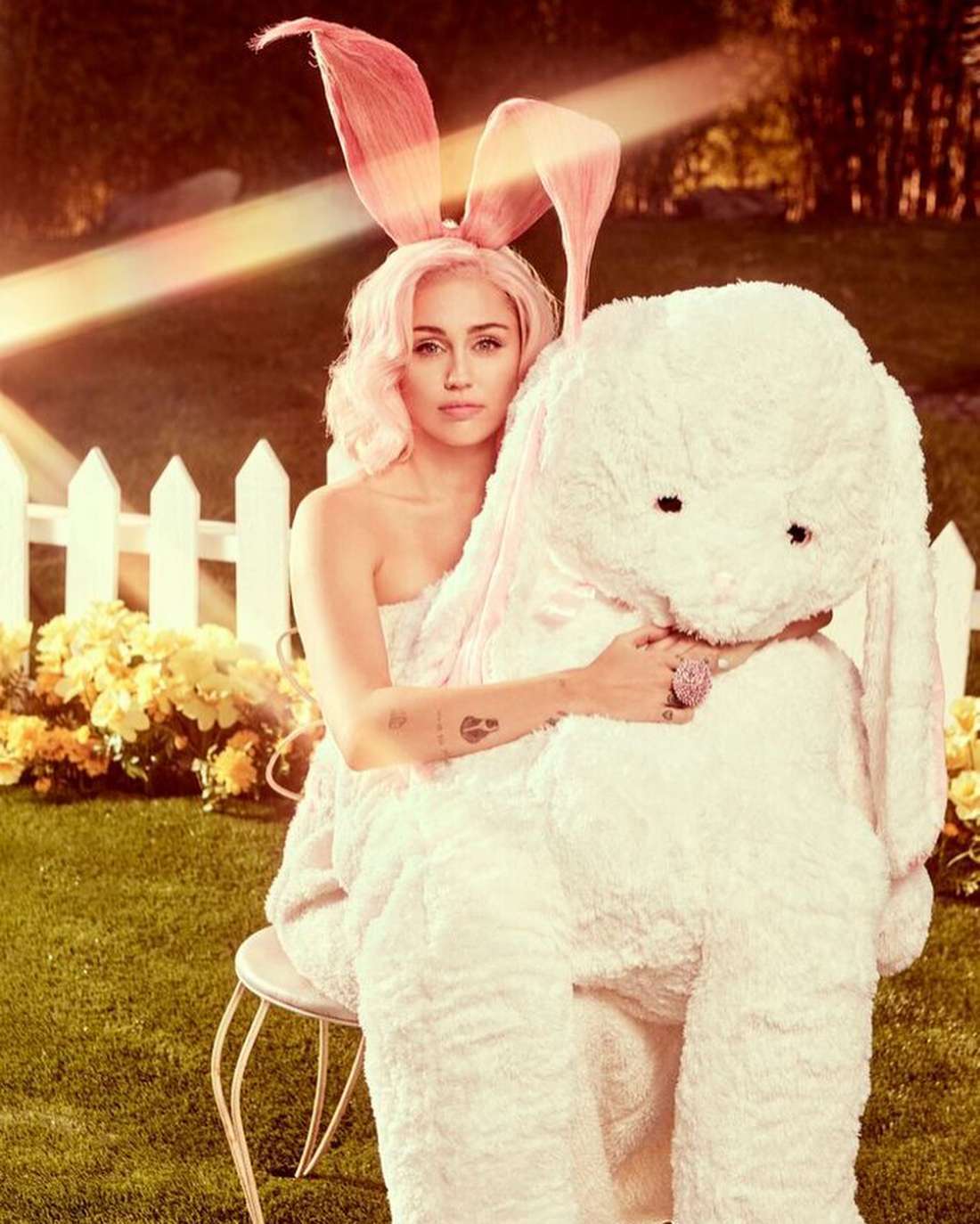 麦莉·赛勒斯(miley cyrus)拍摄2018年复活节主题写真