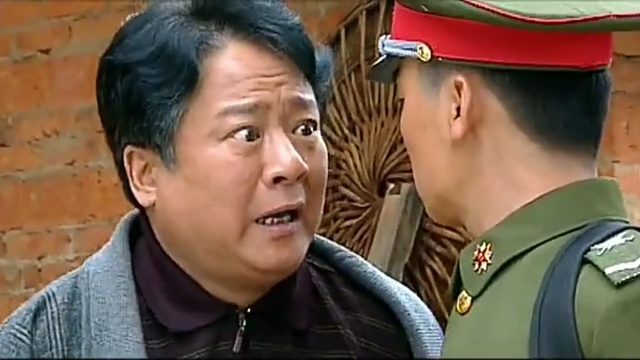 士兵突击 成才父亲看到许三多回来了，赶忙把他拉进了屋