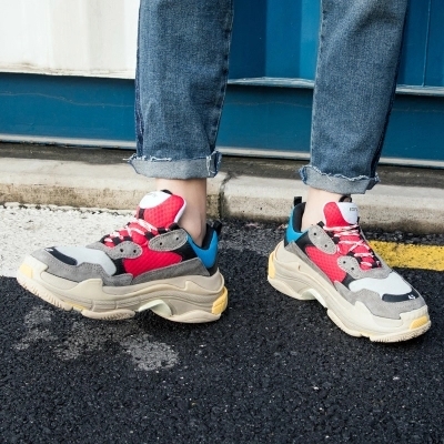 包文婧胯真宽，宽松牛仔裤都能撑起来真时髦，网友:包贝尔好眼光