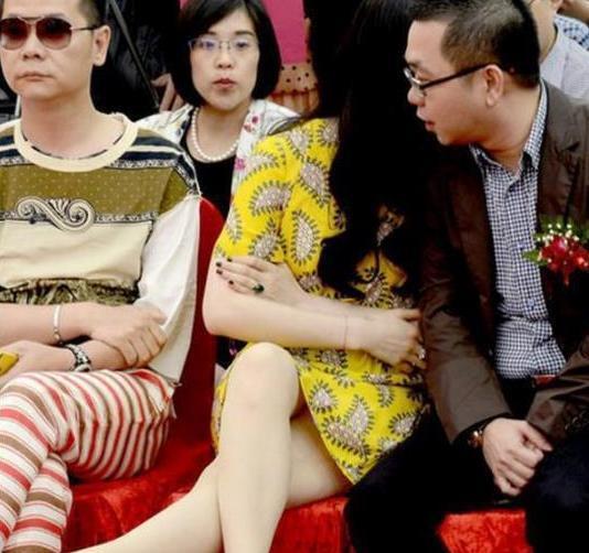 范冰冰在参加某活动,穿的裙子太短遮不住,吸引