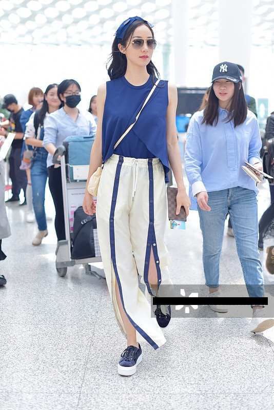 35岁韩雪背心搭配阔腿裤清凉现身,网友直呼:扮