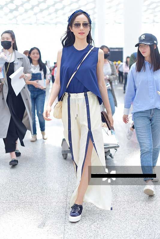 35岁韩雪背心搭配阔腿裤清凉现身,网友直呼:扮