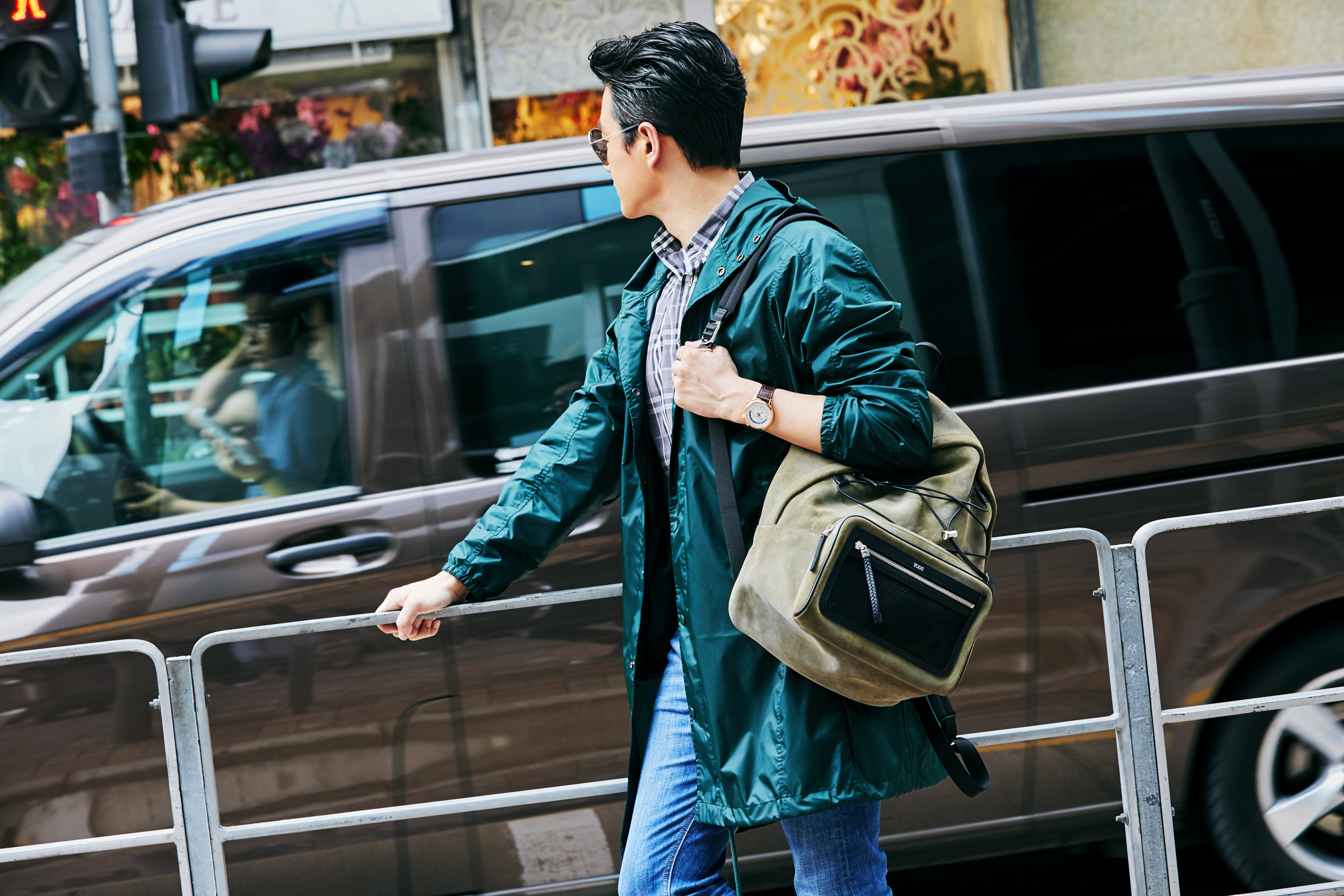 佟大为香港街拍大片曝光 潮味型男玩转春末云杉绿