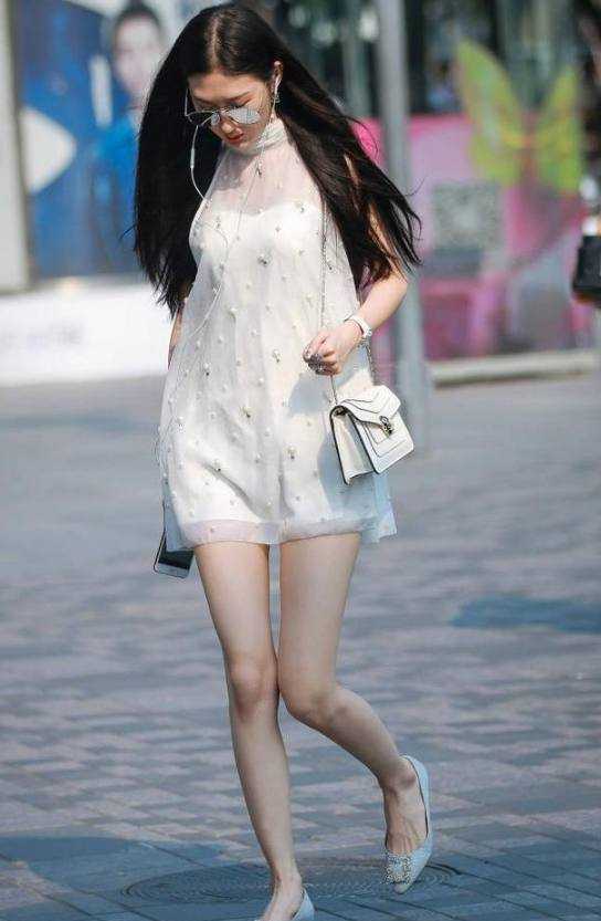 街拍:图4少妇粉红包臀裙很迷人,图5美女纱裙上街,路人