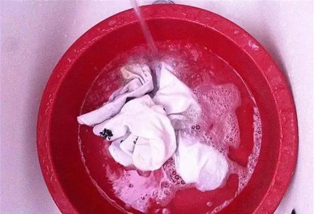 白衣白袜白鞋发黄千万别扔,跟干洗店偷学了2招