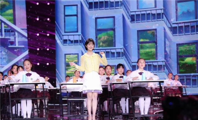 沈月亮相央视五四晚会 稻香杯子舞传递正能量