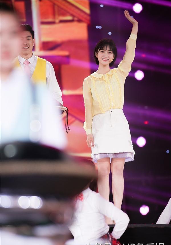 沈月亮相央视五四晚会 稻香杯子舞传递正能量