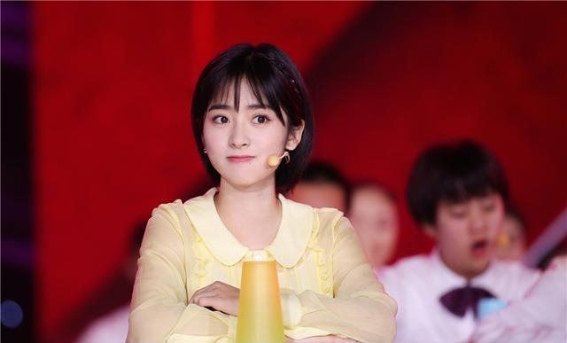 沈月亮相央视五四晚会 稻香杯子舞传递正能量