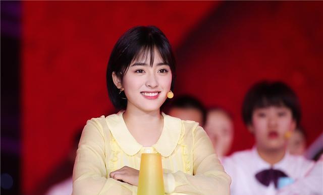 沈月亮相央视五四晚会 稻香杯子舞传递正能量